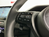 ステアリングにオーディオ操作スイッチが付いています。オーディオ画面に直接タッチしなくても操作が出来ますので、運転に集中できます。