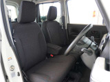 【清潔感のある運転席&助手席】隅々までクリーニングの行き届いた運転席&助手席。目立ったシミや汚れ等もございません。快適なドライブをどうぞ。