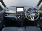 運転席まわりは機能的にまとまっています!足元が広々のインパネATです♪