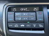 細かい操作なしで快適温度に調整してくれるプラズマクラスター搭載のオートエアコンです!運転席側と助手席側でそれぞれ自由に温度設定ができます。