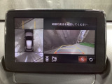 狭い場所での駐車やすれ違いなどでより的確な運転操作に役立つ360&deg;ビューモニターが装備されています。