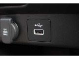 USBジャックも装備。携帯電話などの充電の心配はしないで済みます!
