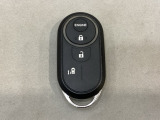リモコンエンジンスターターを装備しています。操作キーはスマートキーも兼用しており、鍵を差し込むことなくドアロックの開け閉めと、スタートボタン操作でのエンジンスタートができます。