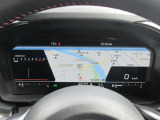 運転に必要な情報をグラフィカルに表示し、少ない視線移動で瞬時に認識できる先進的な液晶メーター。こちらはナビゲーション情報と連携する「地図画面」になります。