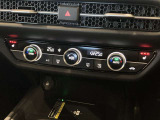 フルオートエアコンディショナーとなっております。運転席と助手席でそれぞれで温度設定ができますので、快適にドライブをすることができます。
