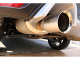 「STIマフラー」を装着、通気抵抗を25%以上低減させ質量を約3.3kg軽量化したパフォーマンス重視のマフラーです、アクセル操作に対するエンジンレスポンスも良くなっています