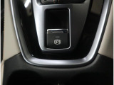 電動パーキングブレーキを採用しております。発進時はシートベルトをした状態でアクセルを踏むだけで解除できます。