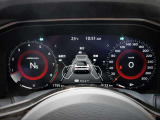 フル液晶になったスピードメーターは、各種の表示機能が増えて先進感を感じさせます。