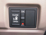 狭い駐車場や壁際でもドアをぶつける心配が少なく開けられる両側スライドドアです。助手席側は電動で、開閉操作も楽々です!