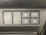 ハンドルの右側にHondaセンシング用のVSA解除スイッチとパワーテールゲートスイッチなどがついています。パワーテールゲートスイッチは車内からでもテールゲートの開け閉めを電動でできます。
