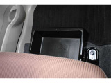 助手席シートアンダートレイ装備!色々収納でき室内もスッキリ!