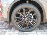 純正の20インチアルミホイールです。大きさ、デザインとも大迫力です。