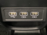 セレクトレバーの下に、スマートフォンなどの充電可能なUSB端子が2個、音源などの外部入力の可能なUSB端子が1個ついています。移動中に充電もできるので便利です。