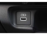 助手席側にも充電用USB差込口を備えているので、ロングドライブも安心です!