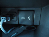 AUX、USBから携帯電話やミュージックプレーヤーに接続も可能です♪