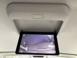 後席モニターがついています。走行中でもTV視聴やDVD鑑賞など後席の方は退屈しませんね