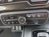 車内環境を自動でコントロールするフルオートエアコン。長距離ドライブも快適です。
