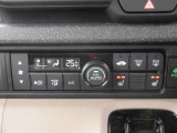 オートエアコンを標準装備。温度設定をしておけば風量・吹出し口を自動で調整してくれます。2段階の温度調整ができる運転席・助手席シートヒーターも装備しているので、冬場のドライブも快適です。