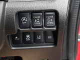運転席の右側にはアイドリングストップ、両側オートスライドドア、エマージェンシーブレーキ、VDCの操作スイッチが有ります。
