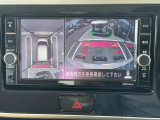 上から見下ろしているような視点で周囲が確認できるアラウンドビューモニターです。上から見下らしているような映像によって縦列駐車もラクラク、駐車が苦手な人の強い味方です!