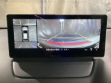 狭い場所での駐車やすれ違いなどでより的確な運転操作に役立つ360&deg;ビューモニターが装備されています。