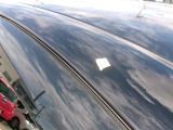 ルーフの運転席側前方にキズがあります。