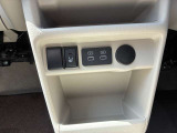 運転席にはシートヒーターを搭載。USB Cタイプが2口装着しております