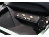 小物の収納に便利なセンタートレイには携帯等のデバイスの充電可能なUSB出力電源付です。