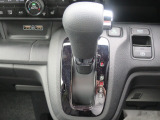 ★シフトレバー★ 手を自然と伸ばしやすいインパネシフト  トランスミッションは、CVT(自動無段変速) 変速ショックのないスムーズな加速とエンジン回転数を効率よく変換する省燃費を両立させています。