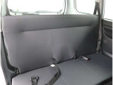 【リヤシート】後席もゆったり快適な空間でドライブを楽しめます。