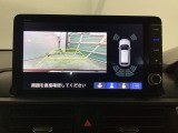 バックギアに入れますとご覧のような画像に自動的に切り替わります。車庫入れ時に役立ちます。