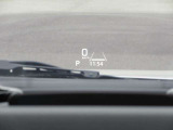 運転視界の遠方上方に虚像を投影することで前を見ながら情報の視認ができます。本当にドライバーが必要な情報を適切に伝え、楽しんで頂くことを考えた新世代装備です。