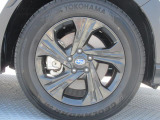 純正17インチアルミホイール。 タイヤサイズは225/60R17。納車時に新品タイヤ4本を交換いたします。