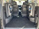 3列目シートを跳ね上げれば、大きな荷物や長尺物も積めて便利です。
