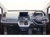 操作性に優れた運転席となります!小物入れや各ボタンの配置にこだわり、使いやすいです!座り心地もよく視認性も良好なのでロングドライブもお任せ下さい!