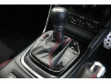 シフトブーツを装着、シフトパネルはピアノブラック調になっており、高級感を演出。