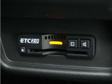 ◆ETC2.0装着◆進化したドライブ体験。料金収受システムだけだったETCが生まれ変わって、高速道路を賢く使うETC2.0に進化しました。多彩な情報サービスが便利で快適なドライブ体験を提供します。