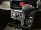 シフトレバーは扱いやすいインパネシフトです!オートエアコンも装備ですよ♪