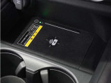 ◆ワイヤレス充電器◆ワイヤレス充電規格Qiに適合した機器を充電エリアに置くことで使用できます。