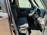 運転席・助手席の間には肘置きがあるので、ゆったり運転できます!