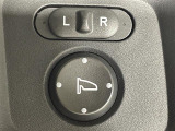 【電動格納ミラー】運転席のスイッチで、ドアミラーの開閉や角度の調整ができます。