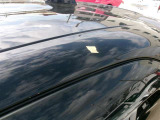 ルーフの助手席側後方にキズがあります。