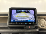 後退時に車両の後ろ側をモニター画面に表示します。車庫入れが苦手な人もこれで安心♪