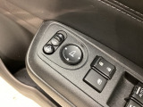 狭い駐車場で便利な電動格納ドアミラーが付いています。