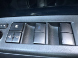 パワーウィンドウのスイッチです。 運転席にいながら助手席や後席の窓を開け閉めできるので、大変便利です。