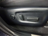 パワーシート搭載。微妙な調整が手軽にでき、快適なシートポジションで運転することが可能です。