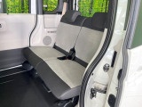 後部座席も気になるようなキズ・汚れやへたり等、大きなダメージはなく、良好な状態です。