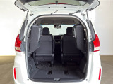 後部座席の座面を跳ね上げれば、背の高いお荷物も積み込みやすくなります。