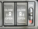 【両側パワースライドドア】スマートキーや運転席のスイッチで後席両側スライドドアの開閉が可能♪電動だから力を入れてドアを開ける必要が無く、小さなお子様でも簡単に開け閉めでき快適です♪