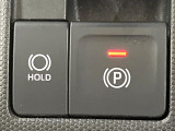 【電動パーキングブレーキ】パーキングブレーキは便利な電動式!ボタン一つで操作でき、アクセルを踏めば自動で解除されます♪レバーやペダルが無いので運転席廻りもすっきりしますね♪